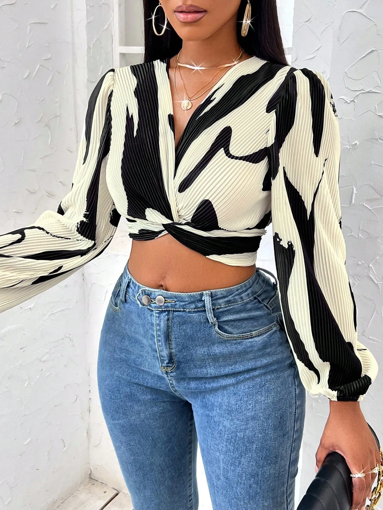 Graphic Print Twist Front Crop Blouse