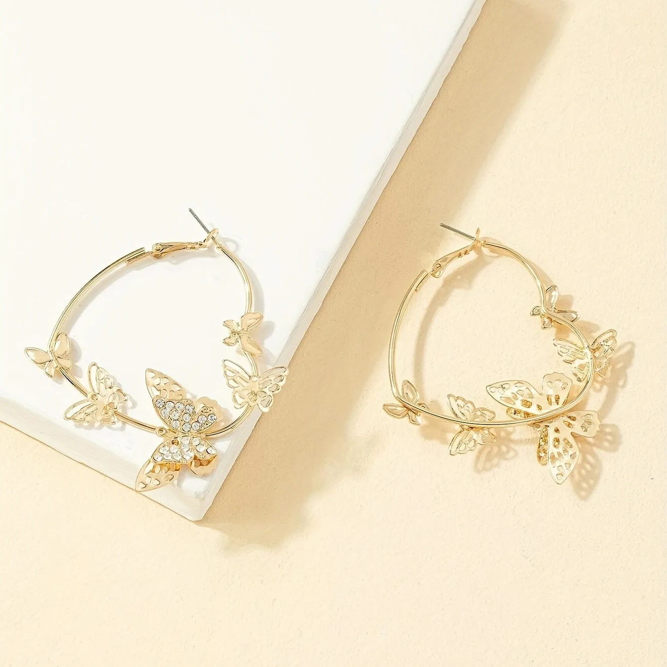 Heart Shape With Exquisite Golden Butterflies Decor Shiny Rhinestone Inlaid Hoop Earrings Cute Vocation Style Trendy Female Gift