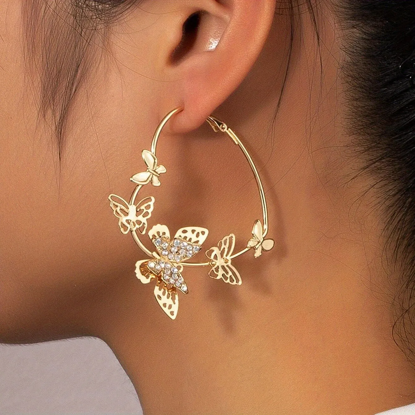 Heart Shape With Exquisite Golden Butterflies Decor Shiny Rhinestone Inlaid Hoop Earrings Cute Vocation Style Trendy Female Gift